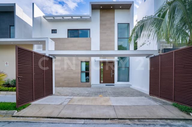Casa en Venta frente a parque en SM 12