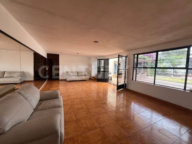 CASA AMPLIA Y VERSÁTIL EN BUGAMBILIAS, IDEAL PARA NEGOCIO, INVERSIÓN O VIVIENDA