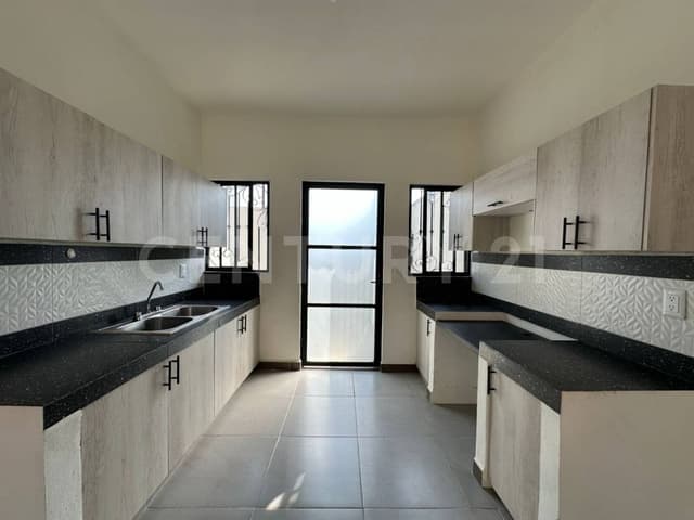 CASA DISPONIBLE EN FRACCIONAMIENTO MONTELLANO II