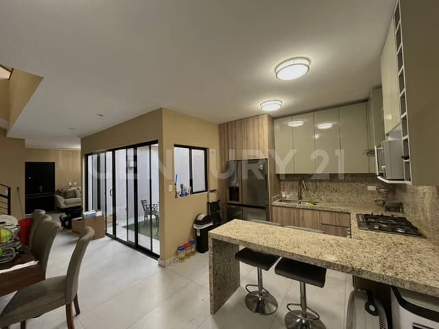 CASA EN VENTA EN COL. LUMINA II