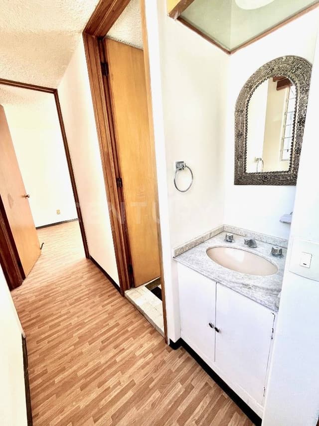 En parte baja de las Aguilas, a meda calle de Periferico Sur