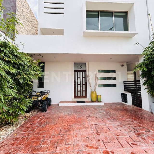 Casa familiar en Venta con Alberca - Residencial Arbolada