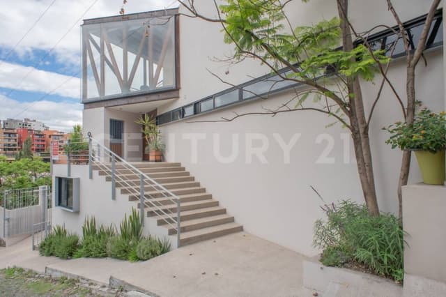 Imagine despertar en esta impresionante casa de cristal en Atascadero.