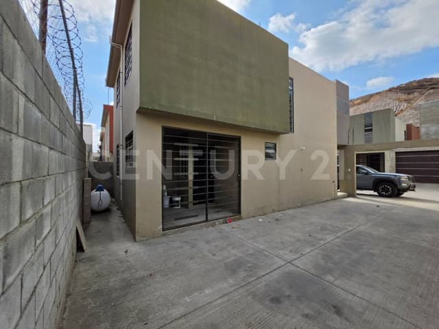 CASA EN RENTA EN FRACC ALTITUD 52 (CERCA DE PLAZA DE MACROPLAZA)