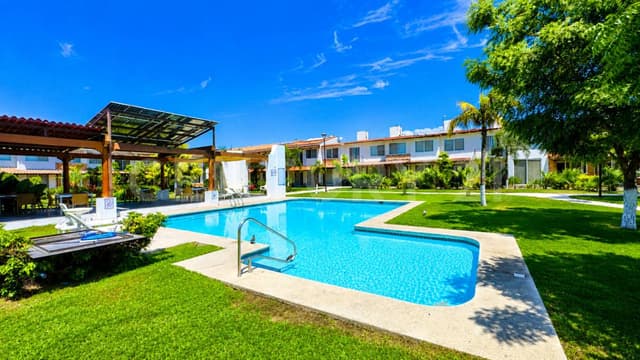 Casa en venta en Villas Paradiso, Puerto Vallarta, seguridad y alberca