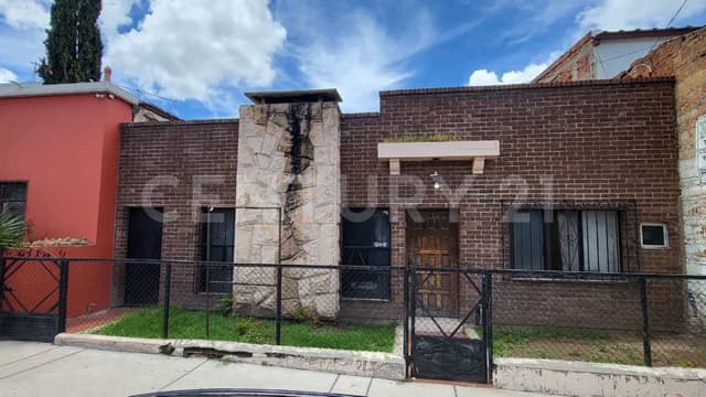 - SE VENDE CASA EN ZONA CENTRO EN CD. CUAUHTEMOC, CHIH