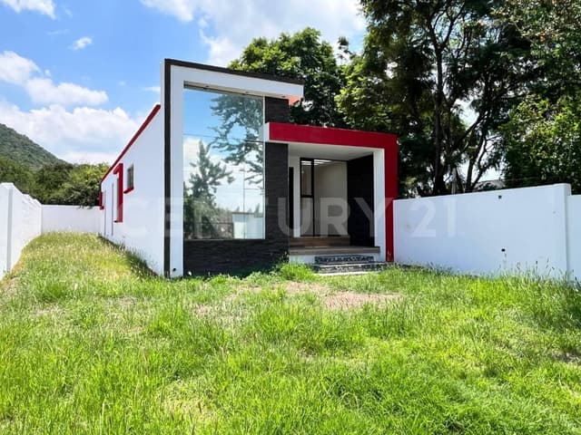 Casa con amplio jardín en Venta en Banthí, San Juan del Río, Querétaro.
