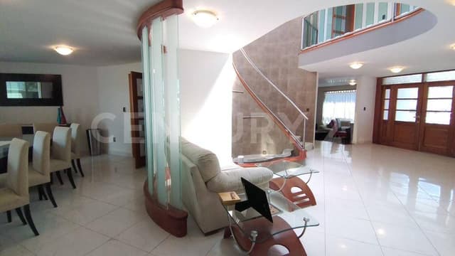 CASA RESIDENCIAL CON AMPLIOS ESPACIOS EN LA MEJOR UBICACION