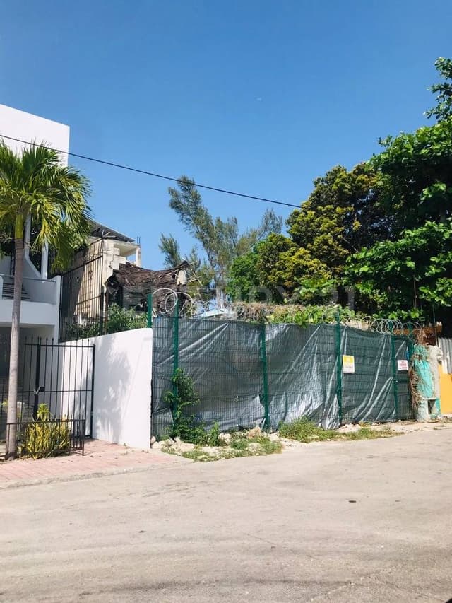 Venta lote en el centro de Playa del Carmen P3498