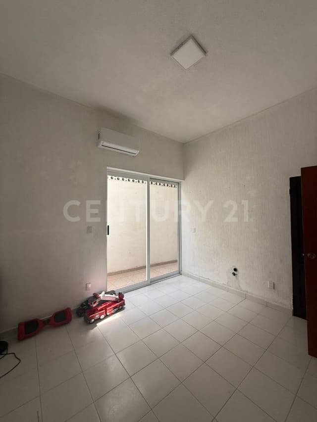 CASA AMPLIA EN VENTA