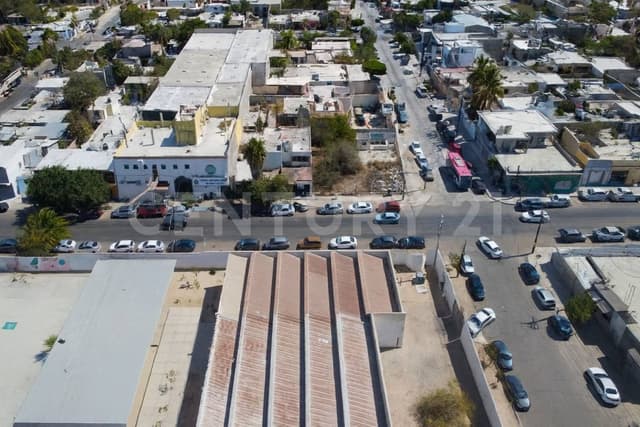 CASA CON LOCAL COMERCIAL