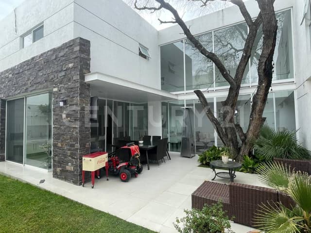 Residencia en venta en zona de alta plusvalía