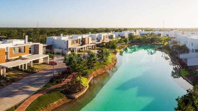 Terreno en Venta en Altozano Mérida con Vista Parcial al Lago