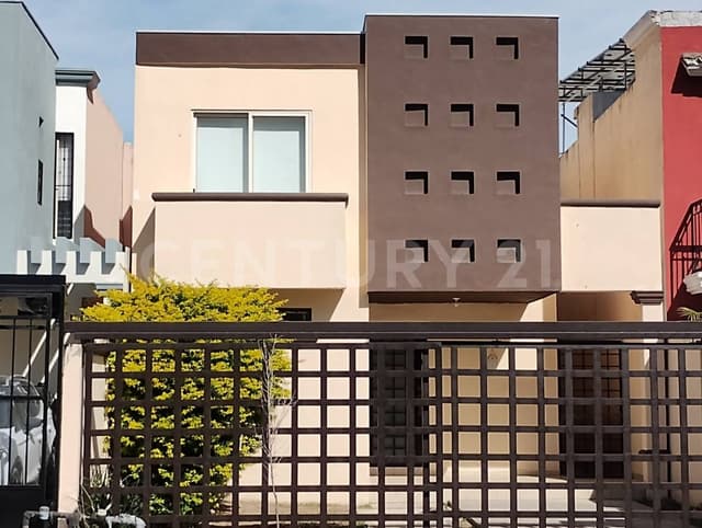 CASA EN VENTA EN COL. PUERTA DE HIERRO EN MONTERREY
