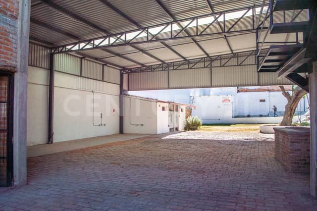 Bodega espaciosa con área comercial lista para tu negocio