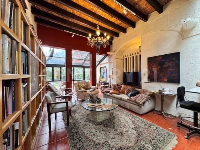 Terreno con casa para remodelar y amplio jardín en Jardines del Pedregal