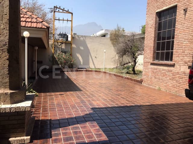 CASA EN RENTA EN MITRAS SUR PARA ESCUELA, ASILO, NOTARIA, CENTRO MEDICO!!