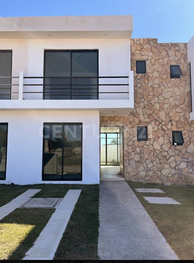 Elegante Casa de 3 Recámaras con Patio Privado
