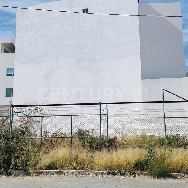 terreno en área comercial a una cuadra de av. Garcia Salinas