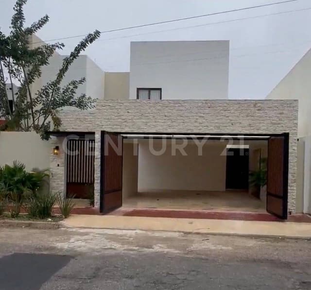 Casa en Venta de 4 Habitaciones y paneles Solares . Col. México, Merida Yucata.