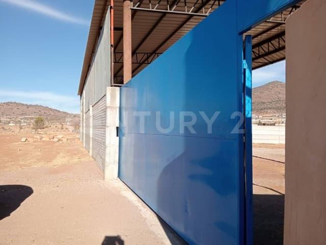 Terreno con corrales para manejo de ganado, equipado