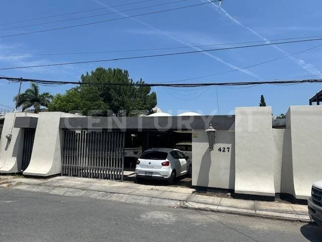 CASA EN VENTA EN COL. LEONES EN MONTERREY