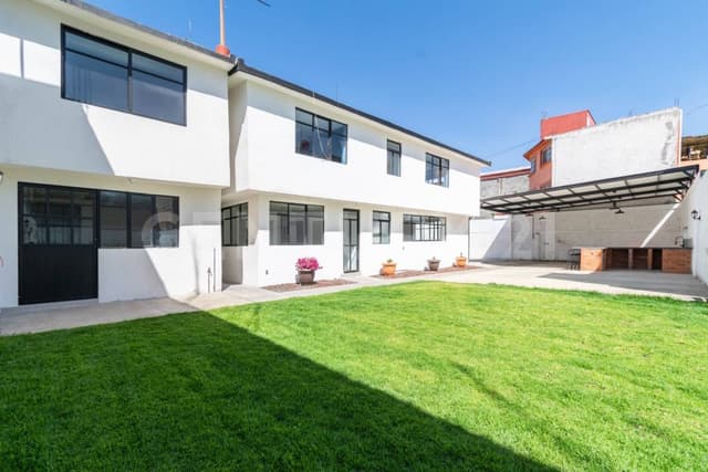 Amplia casa recién remodelada en 2 niveles cerca de Calzada Taxqueña