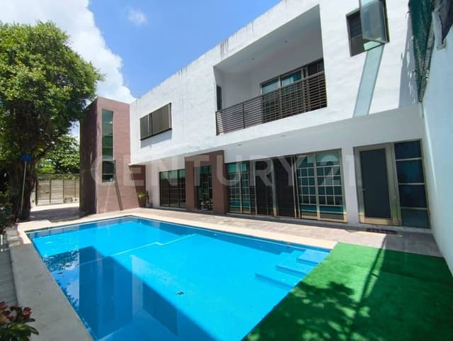 Casa con balcón con alberca privada en Playa del Carmen