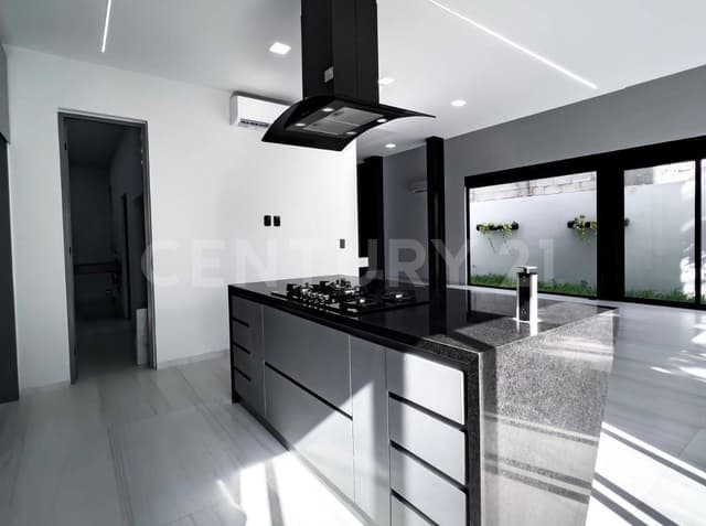 Se vende residencia con acabados de Lujo en Vía Cumbres Cancún