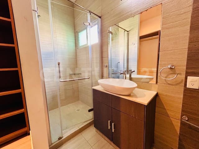 Casa en Renta en Residencial Arbolada - Doble Terreno - 3 Niveles con Alberca