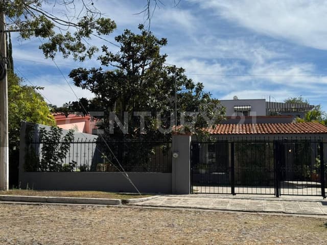 Casa Con excelente ubicación dentro del condominio privada “La Villita”