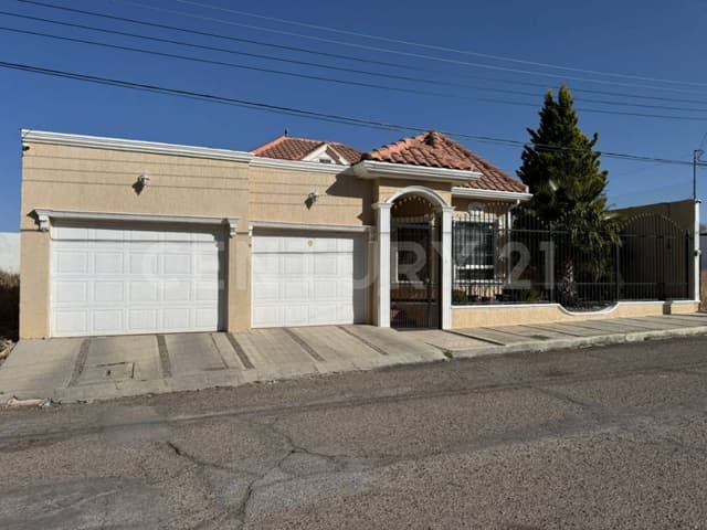 - EN VENTA CASA EN FRACC. LAS HUERTAS CD. CUAUHTEMOC, CHIH