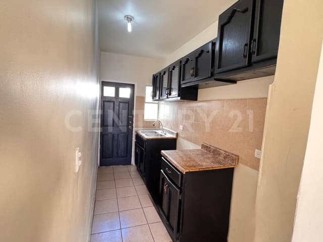 CASA EN VENTA EN FRACCIONAMIENTO VALLE DORADO SECCIÓN LAGOS, ENSENADA B.C.