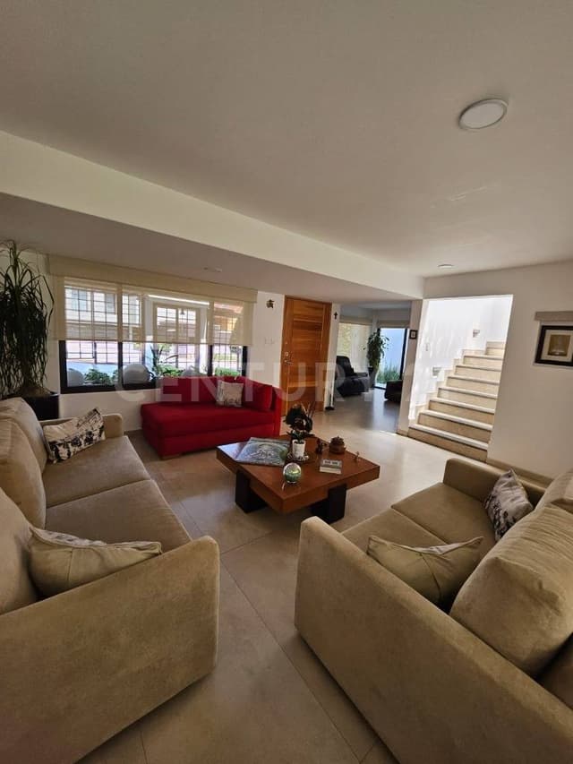 Casa sola con jardin de 200 m2, a media cuadra de parque de Villa Verdún