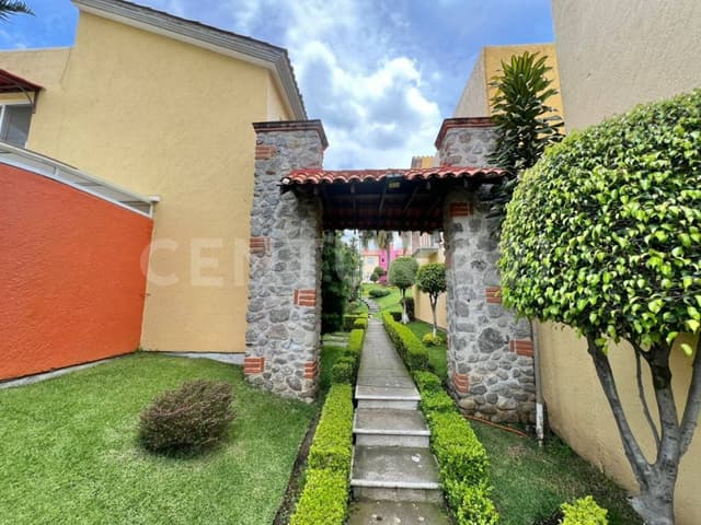 CASA EN CONDOMINIO CON SEGURIDAD