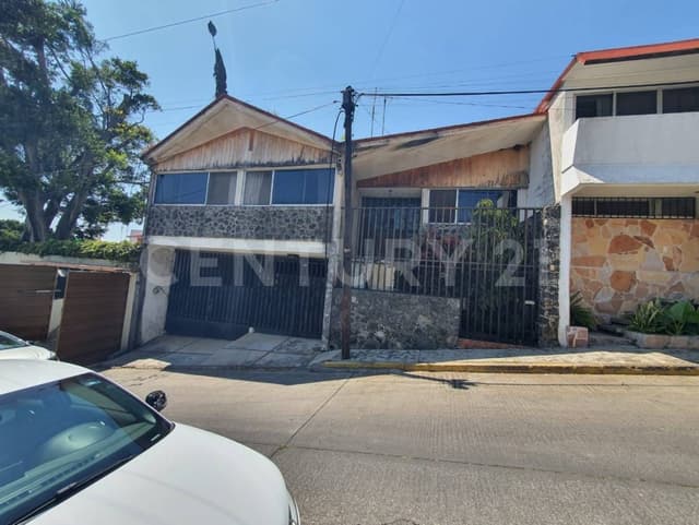 CASA PARA REMODELAR EN FRACCIONAMIENTO LOMAS DE COYUCA EN CUERNAVACA, MORELOS.