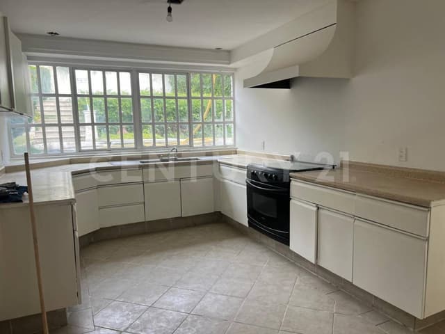 AMPLIA CASA EN VENTA EN CALLE CERRADA CON VIGILANCIA EN LA HERRADURA