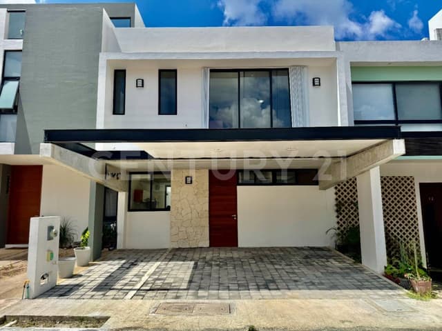 Casa en venta con alberca - Residencial Arbolada