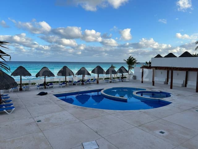 Venta Pent House amueblado Zona Hotelera FRENTE AL MAR en Cancun OFC0525