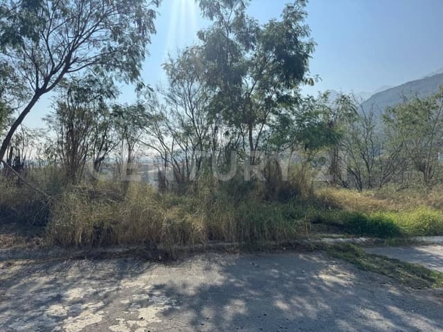 Terreno en Jardines de Valle Alto