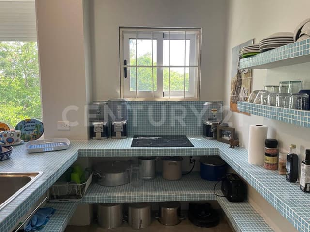 Se vende casa de 3 Niveles + Roof Top con vista al mar en Av. 10 con calle 110