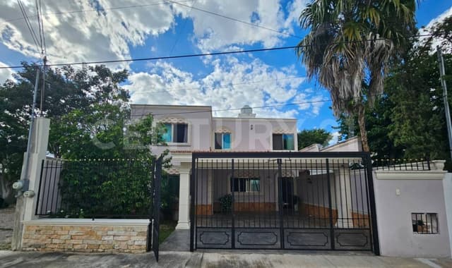 Casa en venta de 4 recamaras y alberca al norte de Mérida, Yucatán.