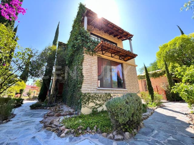 Casa en primer piso con Casita-estudio lista para AirBnb