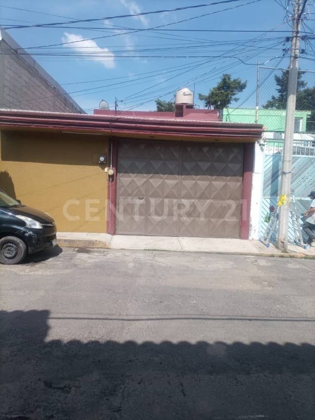 Casa Sola a 700 metros del cruce de Av Lago de Guadalupe y Carr Chamapa la Venta