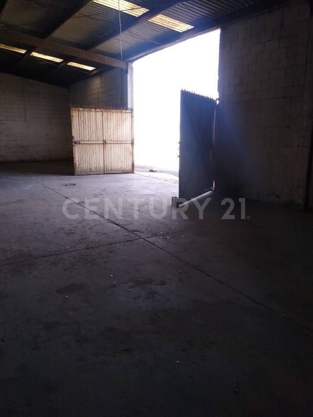 TERRENO CON BODEGAS EN VENTA