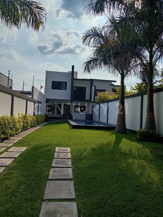 Espectacular residencia de 3 niveles en las Brisas