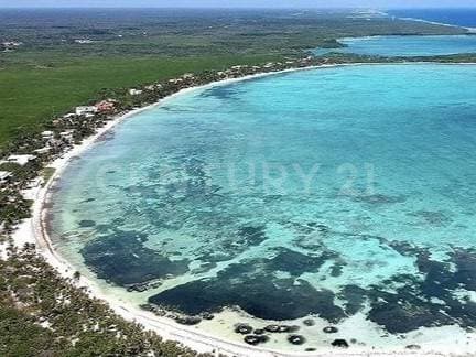 En Venta Terreno sobre Carretera Federal entre Tulum y Chemuyil P4524