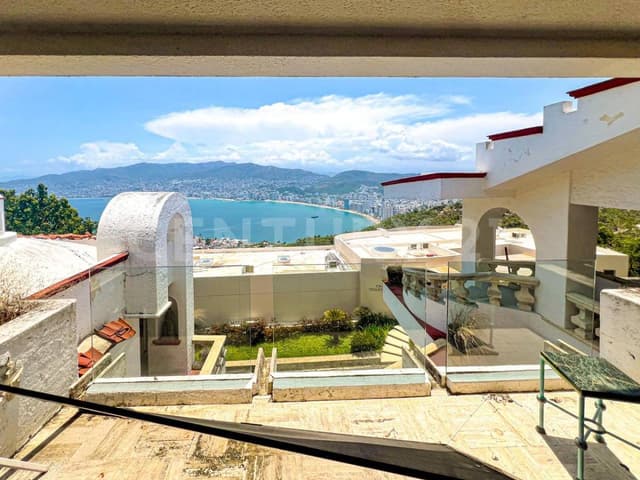 CASA EN VENTA EN CLUB RESIDENCIAL LAS BRISAS, ACAPULCO, GRO.