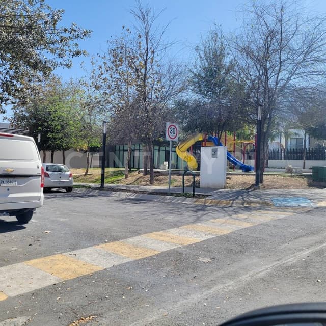 CASA EN RENTA CUMBRES PROVENZA SEC. TERRA GARCIA NL.