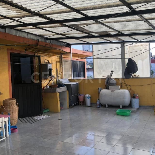 Casa en Venta en Cuajimalpa Centro con Locales en PB y 2 departamentos autónomos